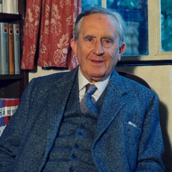 Retrato histórico do escritor e professor J.R.R. Tolkien, criador de O Senhor dos Anéis, fumando seu clássico cachimbo.